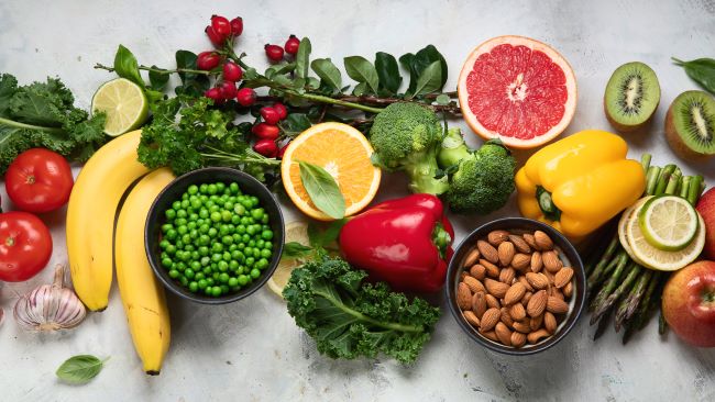 Čerstvé potraviny, které obsahují vitamín C. Podpora imunity, vláknina, zdravé trávení.